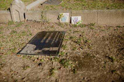 Hommage et artisanat : le top 5 des meilleurs services pour personnaliser une plaque funéraire de fabrication française.